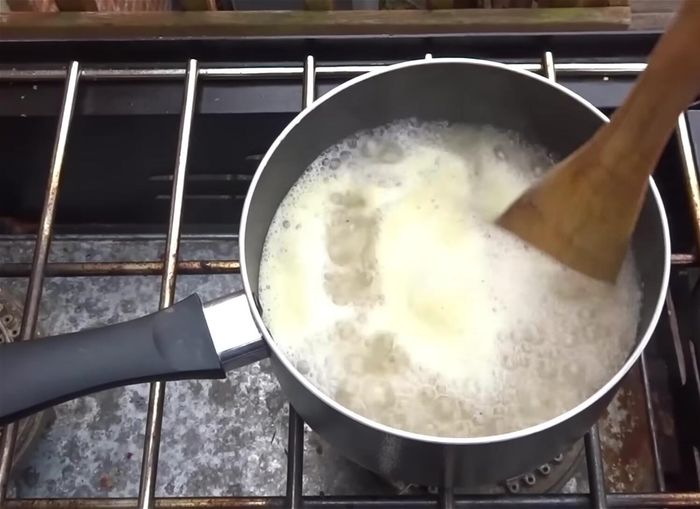 Agregar agua al arroz, mezclar, tapar y dejar hervir a fuego lento hasta que esté listo (aproximadamente 10 minutos).