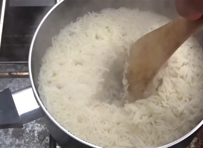 Una vez cocido, dejar reposar el arroz durante al menos 20 minutos.