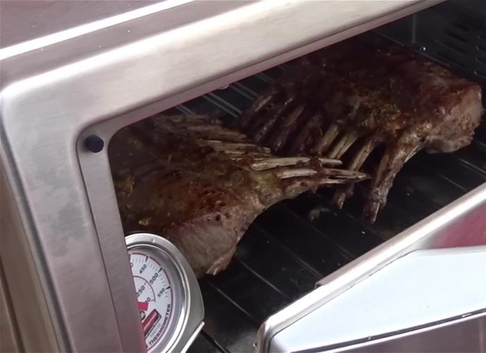 Sacar el costillar del horno, apagar el horno y dejar reposar la carne durante 15 minutos con la puerta semiabierta.