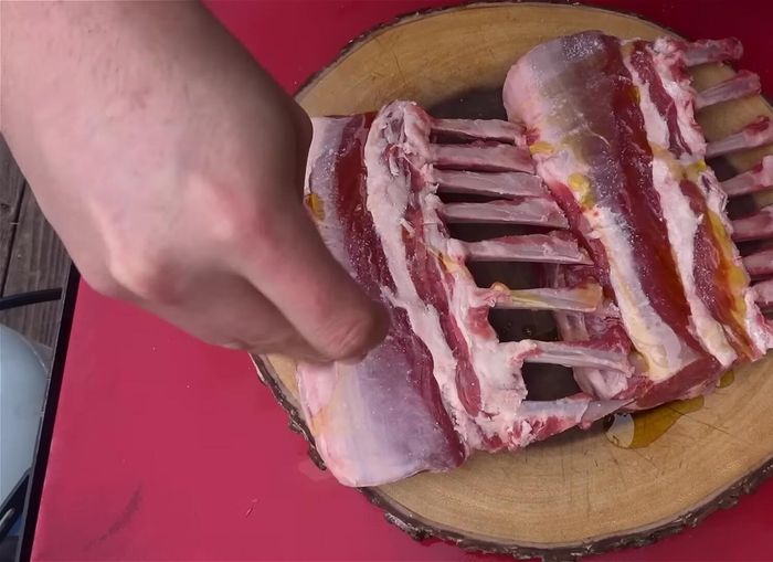 Sazonar la carne con aceite de oliva, azúcar, pimienta, sal y Aleppo pepper (o sustituto).