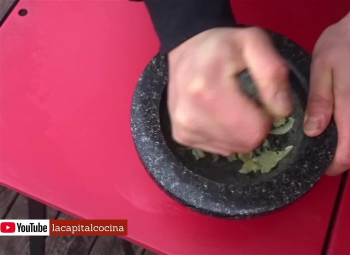 Preparar una pasta de ajo y romero en un mortero.
