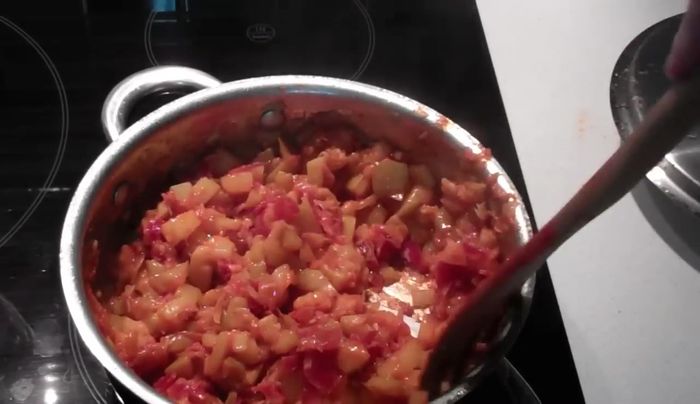 Agregar jamón (opcional) al sofrito de calabacín.