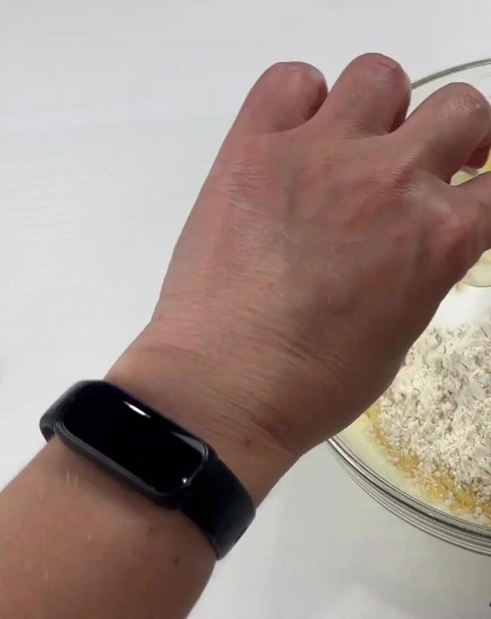 Incorpore la harina de almendras, la harina común, el polvo para hornear y la sal. Bata todos los ingredientes juntos. Frote los lados del recipiente con una espátula.