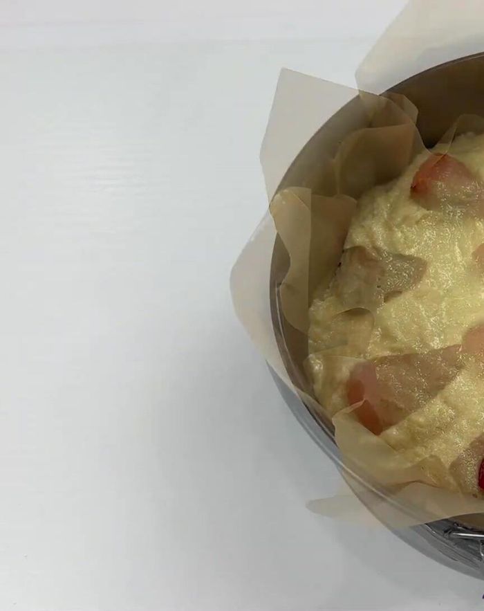 Decora la parte superior con frutos rojos y almendras fileteadas. Espolvoree azúcar (opcional) para un acabado brillante.