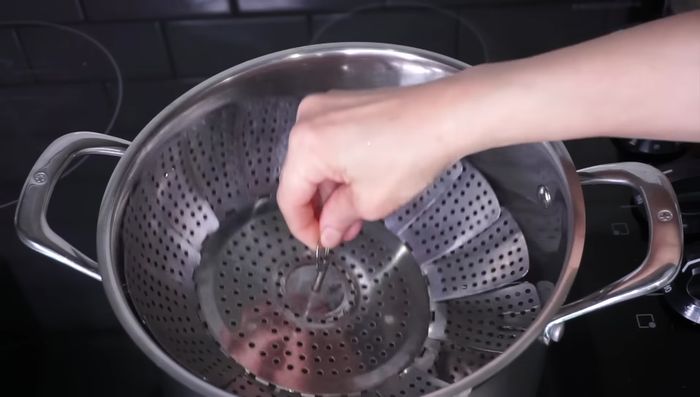Cocer las papas al vapor hasta que estén suaves (introducir un cuchillo y comprobar que la papa no se queda en él).