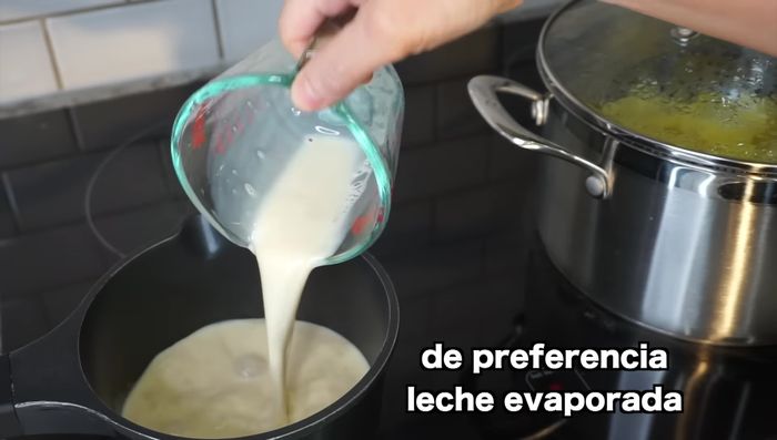 Mientras las papas se cuecen, calentar la leche en una cacerolita. Agregar sal, pimienta, ajo molido, cebolla en polvo y mantequilla.
