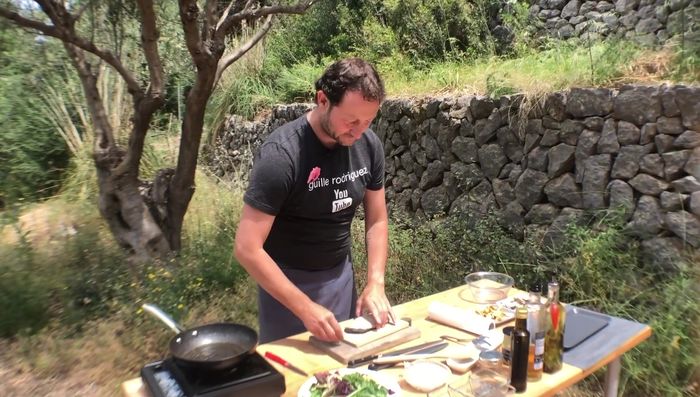 Cortar el jamón de pato (o magret previamente convertido en jamón) en láminas finas. Refrigerarlo previamente para facilitar el corte.