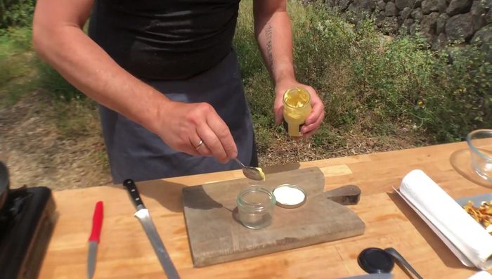 Preparar la vinagreta: Mezclar mostaza fuerte, vinagre de manzana, aceite de oliva virgen extra, aceite aromático (o aceite de girasol), sal. Emulsionar bien.