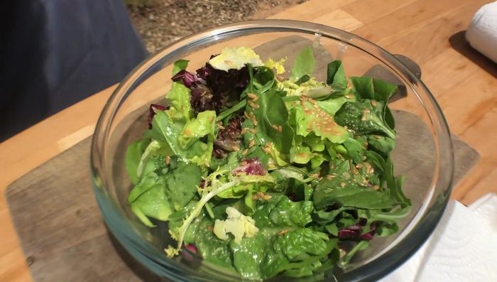 Añadir semillas de lino a la ensalada.