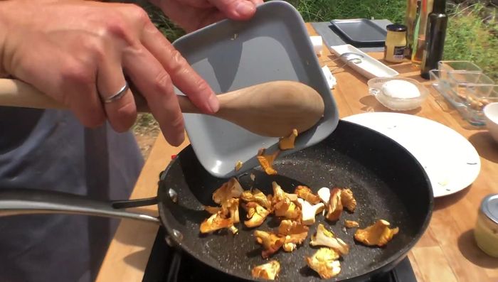 Saltear las setas (Chanterelles primero, luego Boletus) en una sartén caliente con un poco de aceite y sal. Reservar.
