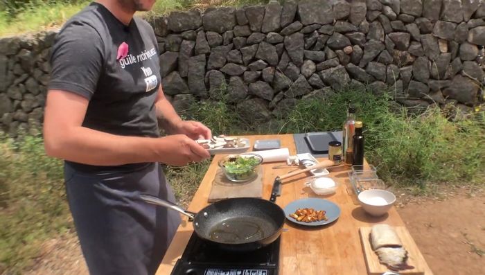 Mezclar la lechuga variada con las manos. Aliñar con la vinagreta.