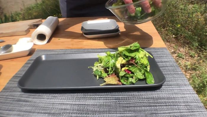 Disponer la lechuga aliñada en un plato. Agregar las setas salteadas, el jamón de pato y el queso burrata.