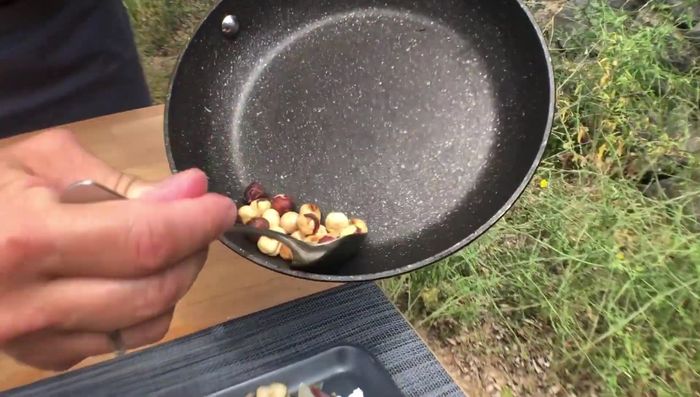 Decorar con las avellanas tostadas y un toque extra de vinagreta.