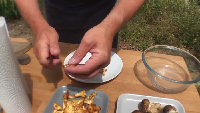 Limpiar las setas con un papel húmedo para eliminar restos de tierra.