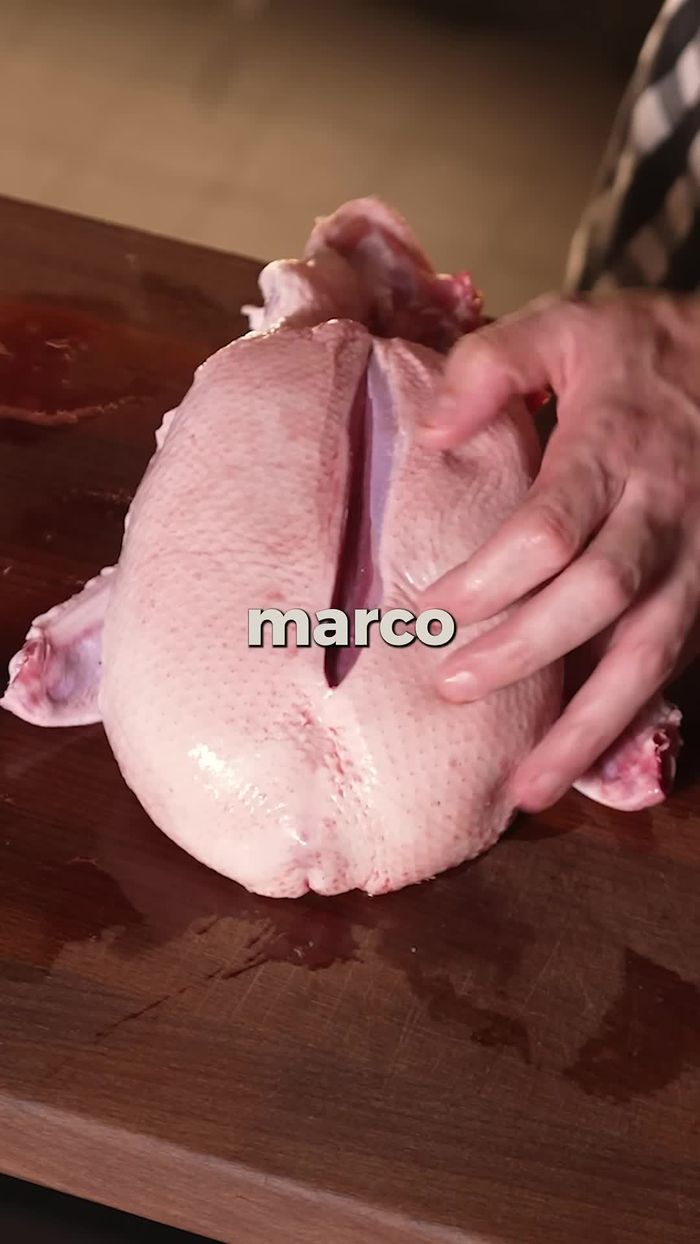 Cortar el pato: separar la pechuga, muslos y contramuslos. Cortar la pechuga transversalmente.