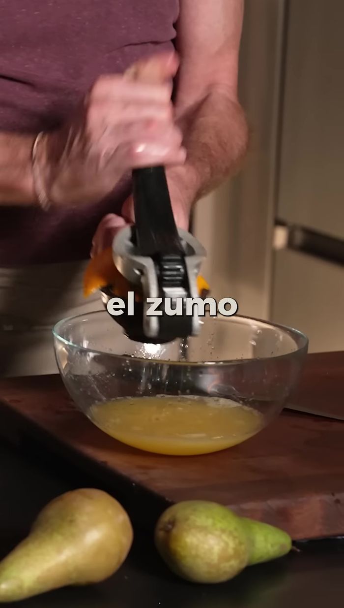 Extraer el zumo de tres naranjas.