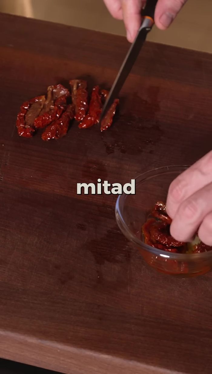 Cortar el tomate seco por la mitad y añadirlo a la olla junto con el pato, el zumo de naranja, un caldo de ave (opcional) y la pera cortada en cuatro.