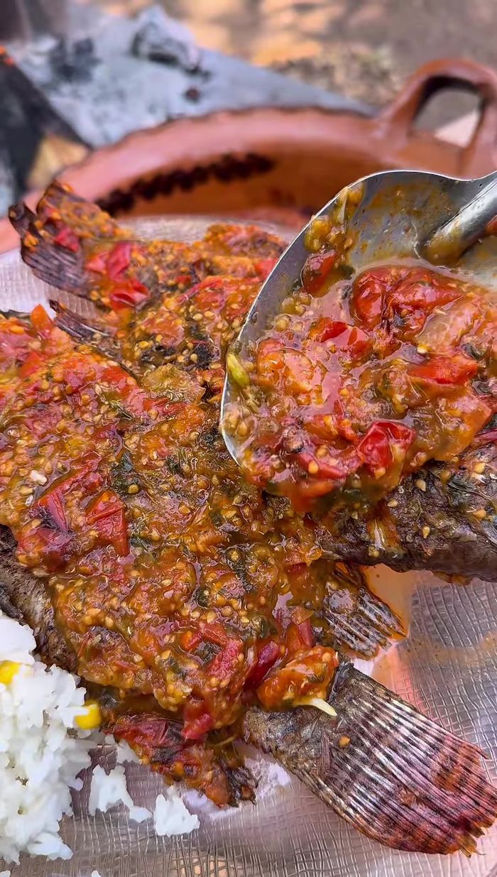 Servir las mojarras en salsa de tomate chiquito, acompañadas de arroz.