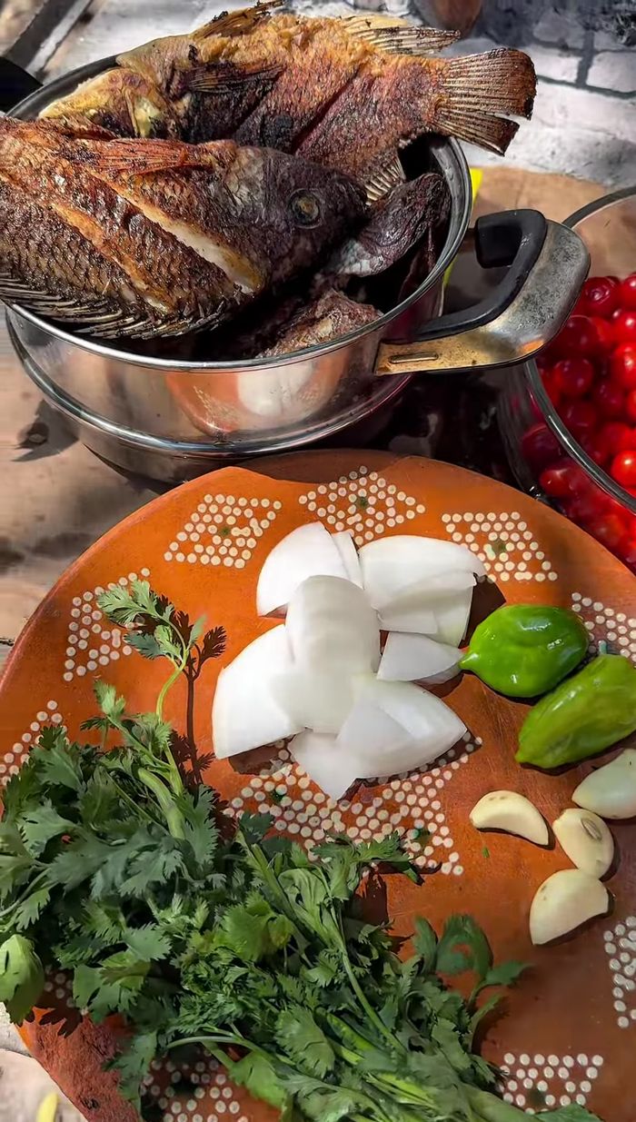 Hervir en un recipiente con un poco de agua: tomate chiquito, 1/4 de cebolla, 4 dientes de ajo, cilantro y 2 chiles de sabanero.
