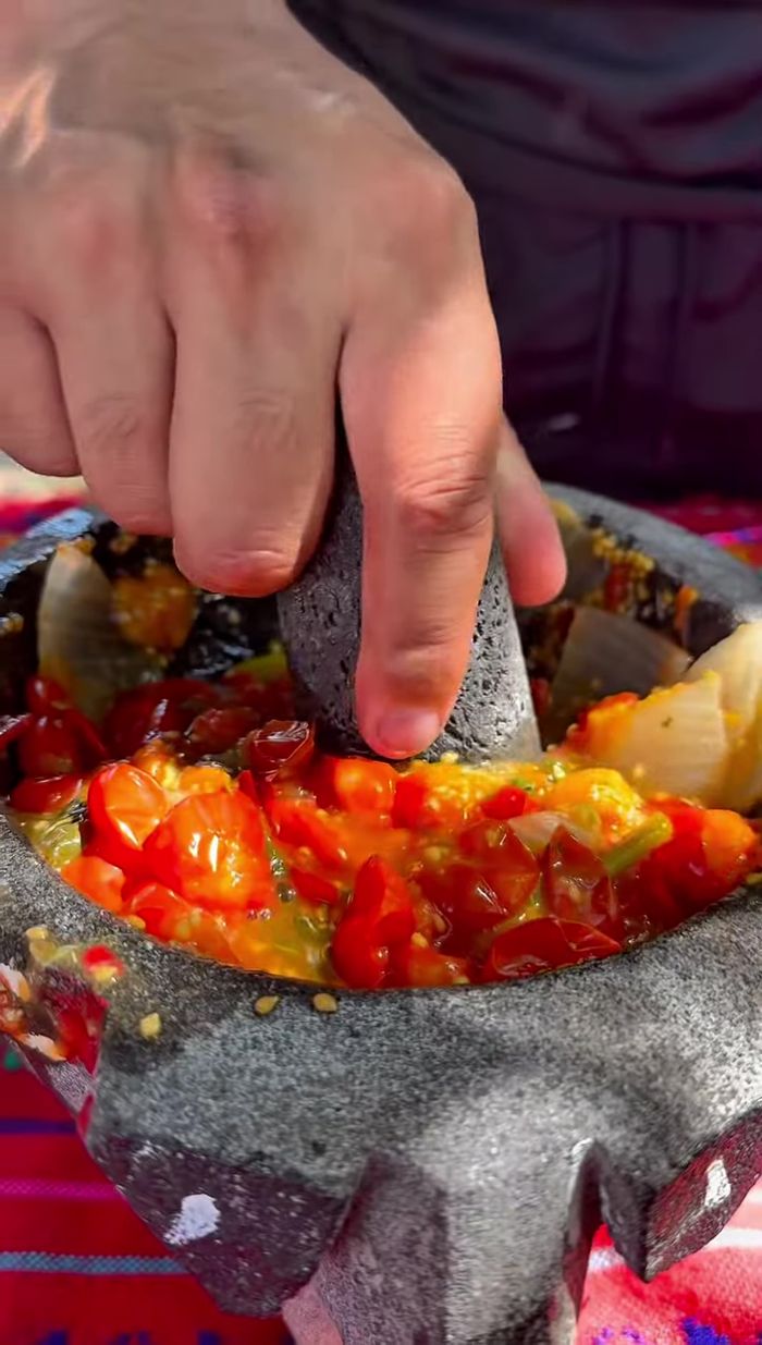 Moler muy bien todos los ingredientes hervidos en un molcajete (o licuar con impulsos).