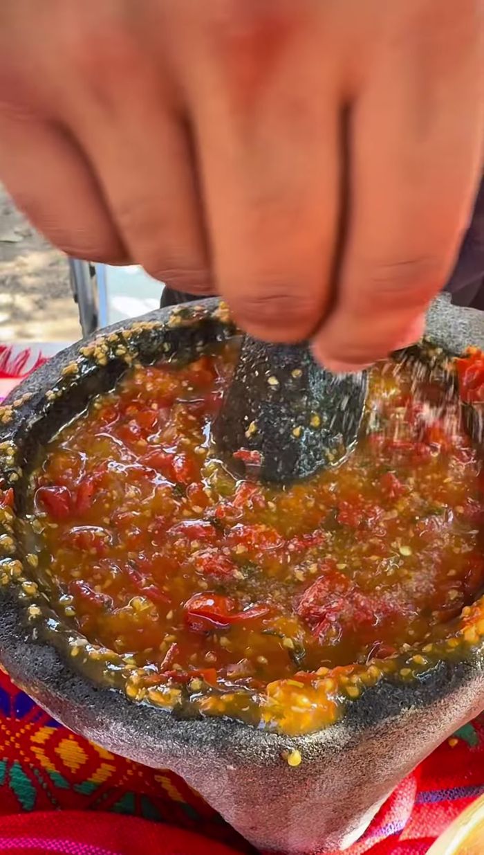 Sazonar la salsa con sal.
