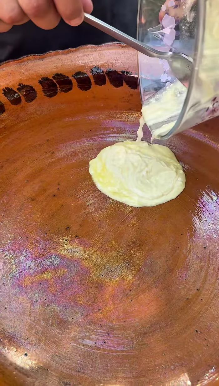 Derretir mantequilla en una cazuela al fogón, agregar la salsa y dejar hervir 1-2 minutos.
