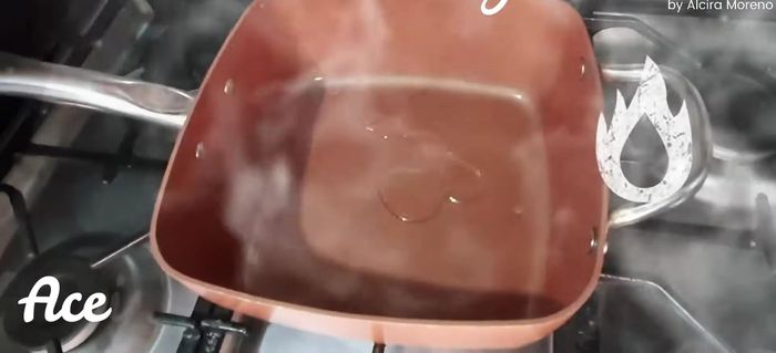 Corte la cebolla en cubos y fría en aceite hasta que esté dorada.