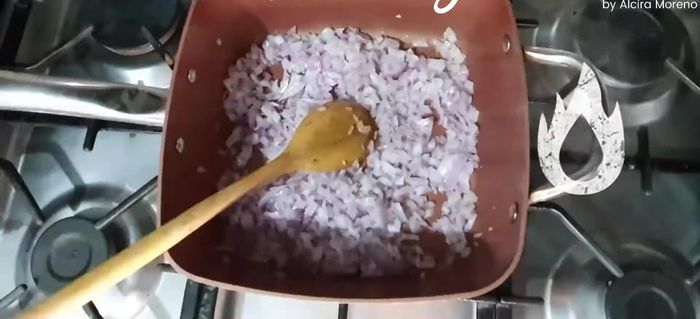 Agregue los ajíes (panca, mirasol, sureño) a la cebolla frita.