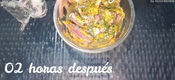 Incorpore la carne marinada a la mezcla de cebolla y ajíes.