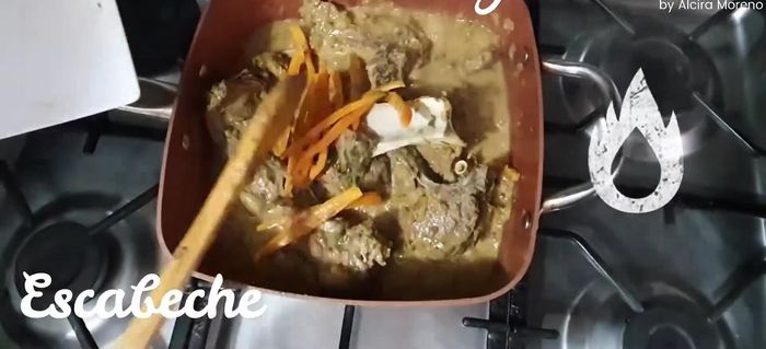 Agregue el ají panca cortado en tiras 5 minutos antes de finalizar la cocción.