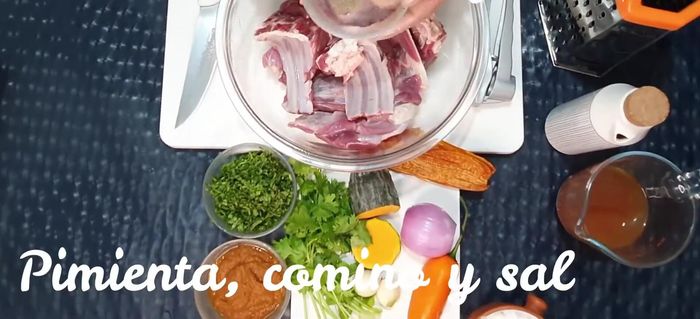 Sazone el cordero tierno con pimienta, comino y sal. Mezcle bien.