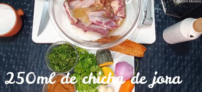 Agregue chicha de jora (o cerveza) y culantro. Mezcle bien y macere mínimo una hora, preferiblemente de un día para otro.