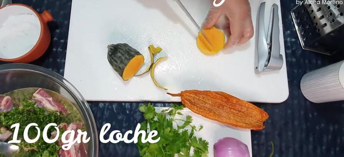 Pele y ralle el zapallo loche (o córtelo en cubos). Añádalo a la marinada.