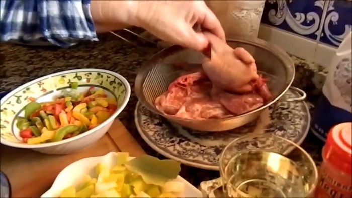 Partir las codornices por la mitad y limpiarlas.