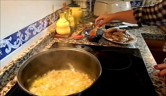 Añadir los pimientos (rojo y verde) y los tomates picados.