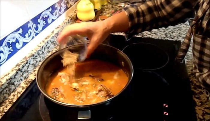 Agregar las pastillas de caldo de pollo desmenuzadas.