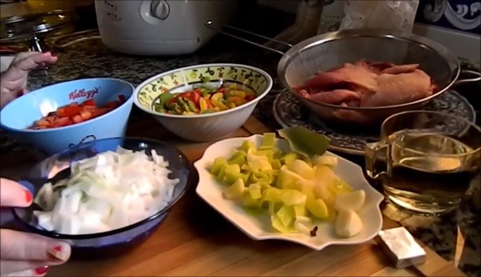 Picar el puerro, los ajos y la cebolleta.
