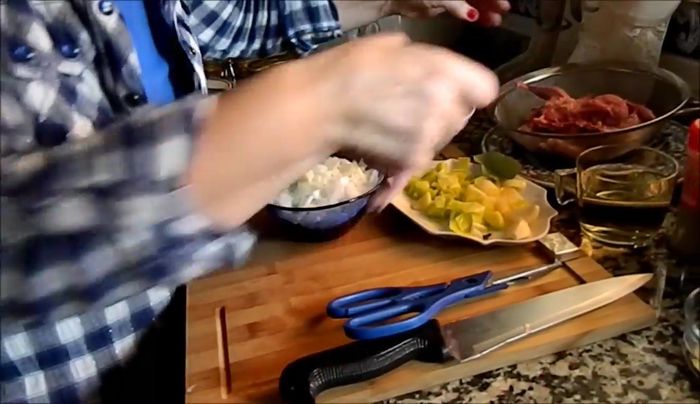 Dorar ligeramente las codornices en una sartén con aceite.
