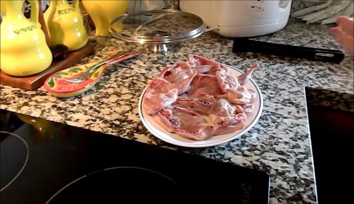 Agregar pimentón, comino y pimienta a las codornices.