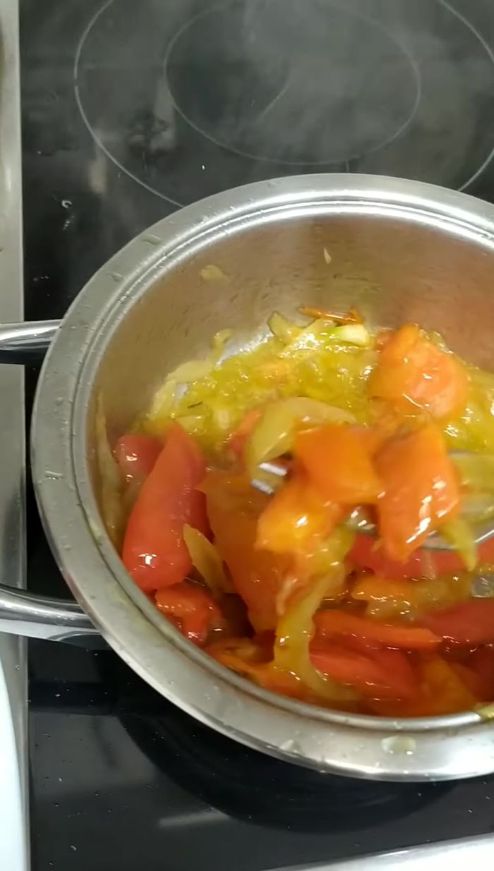 Sacar la cebolla y el pimiento caramelizados y reservar. Triturar la media cebolla restante y los 4 tomates.