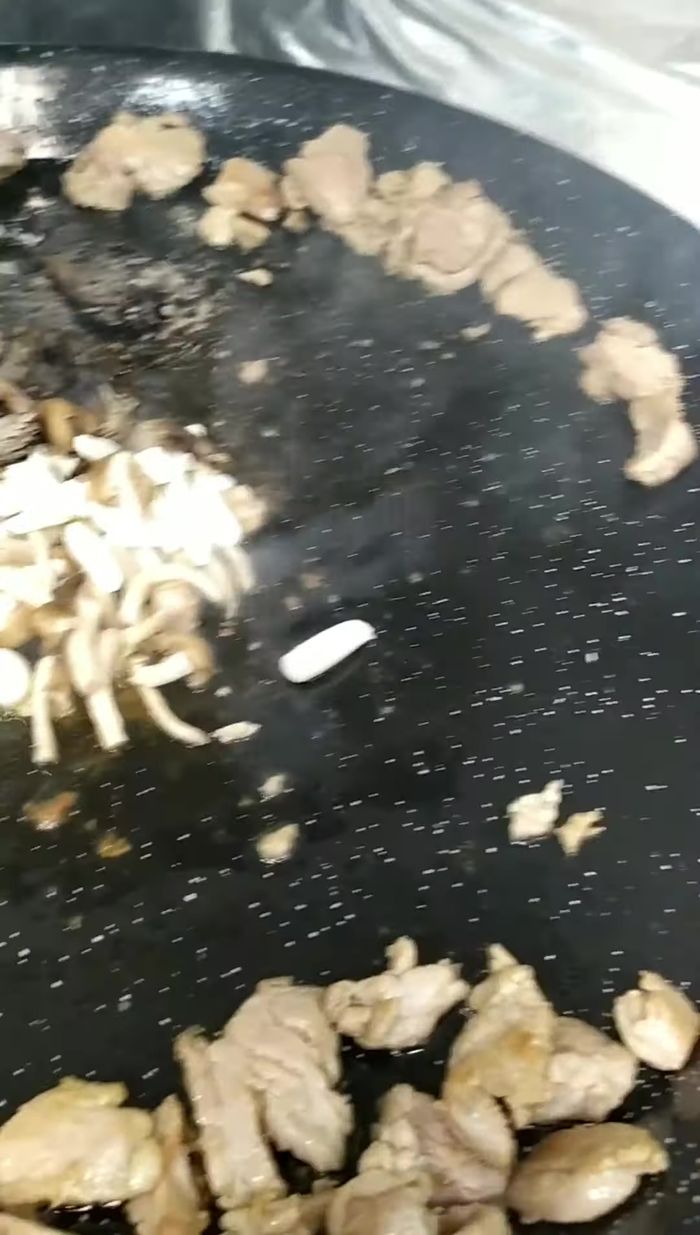 Añadir las setas a la sartén, remover hasta que estén listas y extender hacia los lados. Agregar el ajo picado, remover y dorar. Extender hacia los lados.