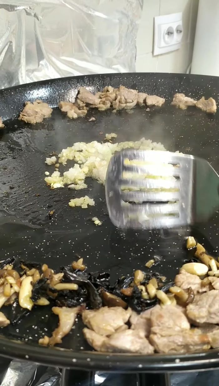 Añadir la cebolla caramelizada a la sartén. Remover y dorar. Extender hacia los lados.