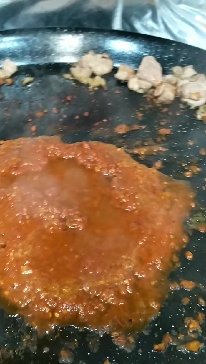 Truco: añadir un vaso de agua al tomate cuando esté dorado. Repetir este proceso tres veces, incluyendo el azafrán infusionado.