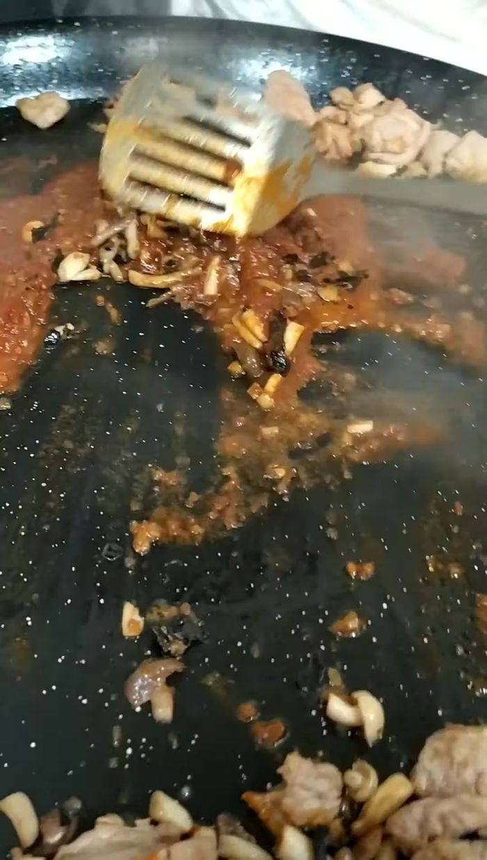 Incorporar las setas caramelizadas al sofrito, remover y mezclar bien. Añadir el solomillo y mezclar todo con el sofrito.