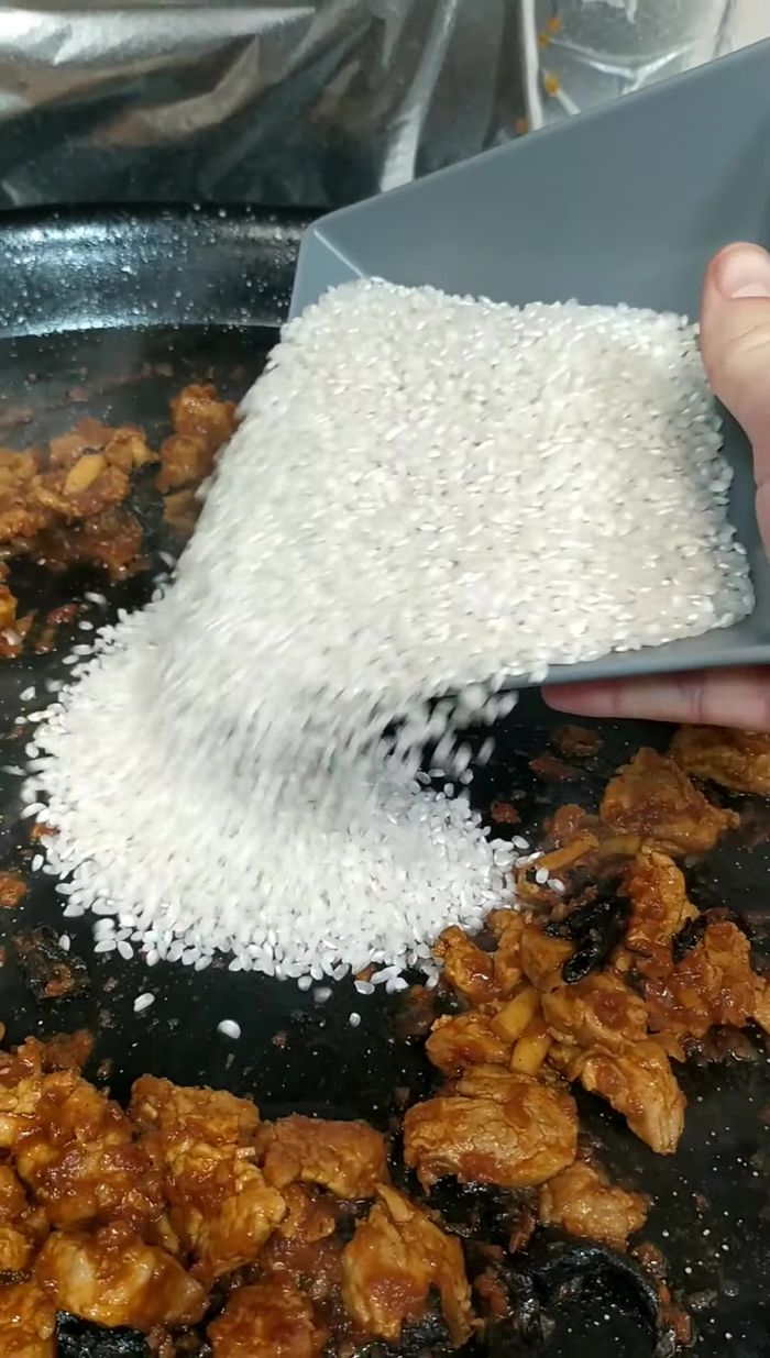 Incorporar el arroz al sofrito y remover hasta que esté bien mezclado y el arroz se vuelva nacarado.