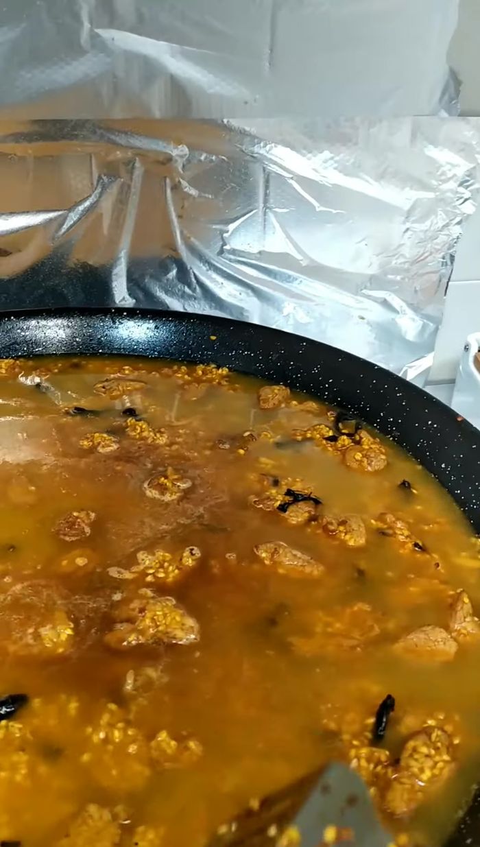 Probar la sal y ajustar. Asegurar que ningún grano quede por encima del nivel del agua.