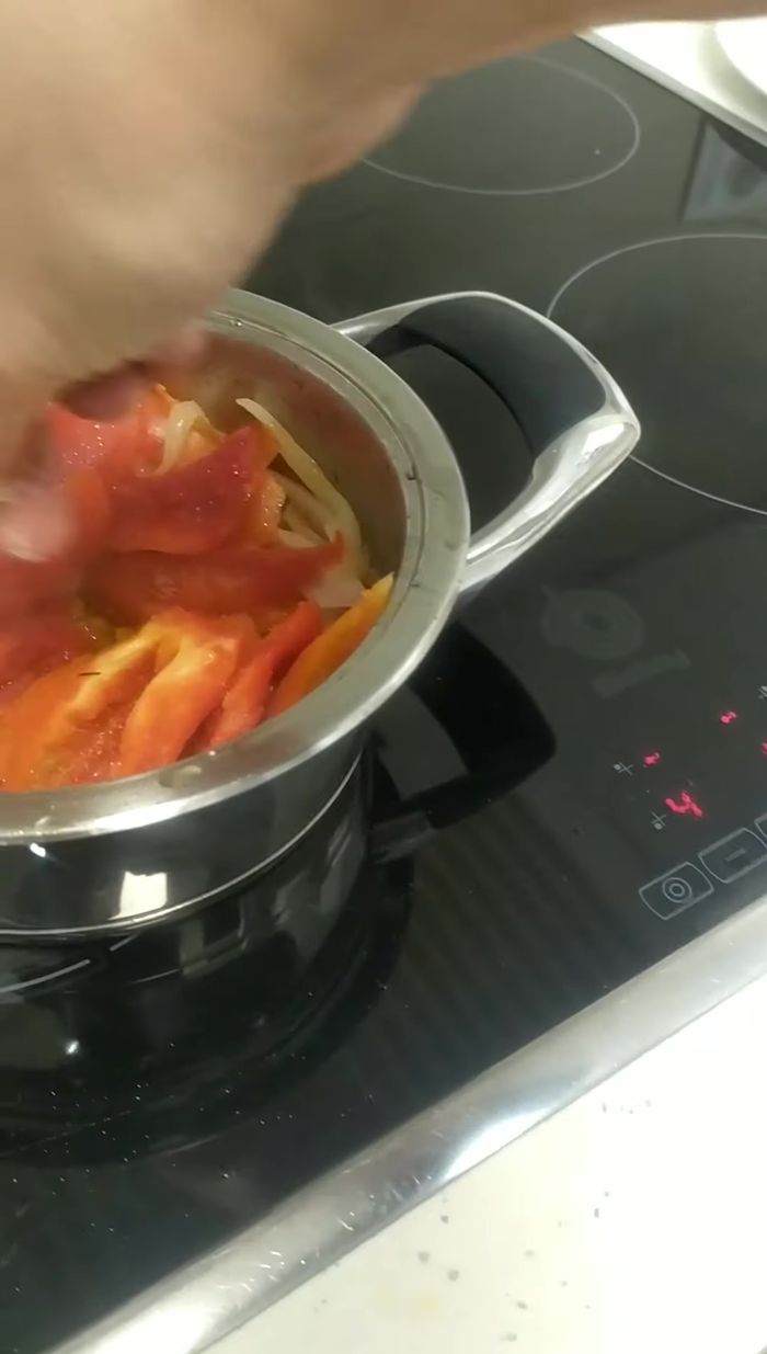 Mientras se cocina el pimiento y la cebolla, preparar los ingredientes del arroz: cortar el solomillo en tiras, picar el ajo restante, preparar las setas y picar los tomates.
