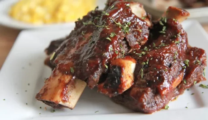 Coloque la rejilla de costillas sobre papel de aluminio y frote con salsa china, sal y pimienta. Envuelva firmemente y refrigere durante la noche.