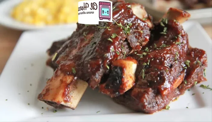 Retire las costillas, cepille con el glaseado restante, cubra con papel aluminio y deje reposar 10 minutos.