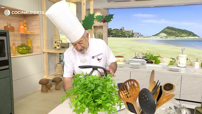 Mezclar la salsa: Exprimir el zumo de dos naranjas y mezclarlo con el majado del mortero. Salpimentar.